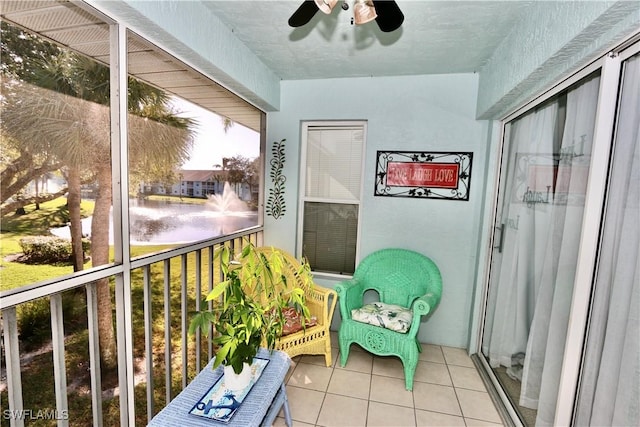 sunroom with ceiling fan