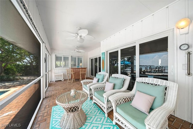 sunroom with ceiling fan