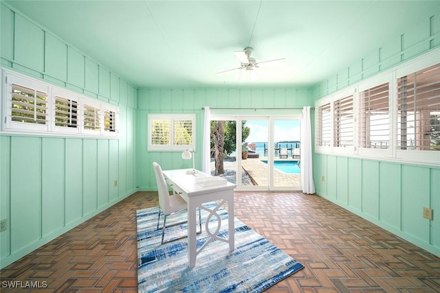 sunroom / solarium with ceiling fan