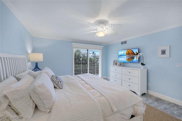 bedroom with visible vents, light wood-style flooring, ornamental molding, a ceiling fan, and baseboards