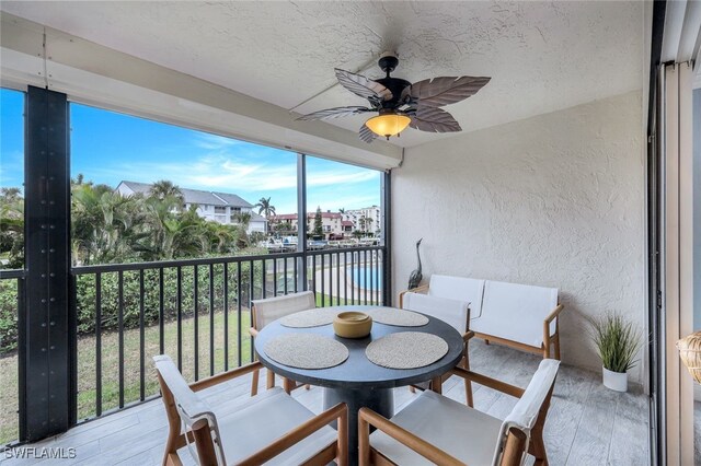 sunroom with ceiling fan