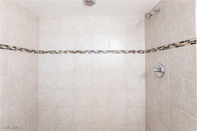 bathroom featuring a tile shower