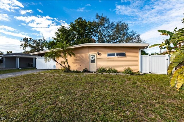 single story home featuring a front yard