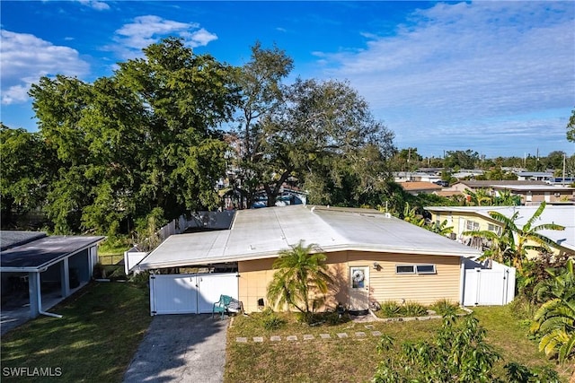 view of front of home featuring a front lawn and a carport