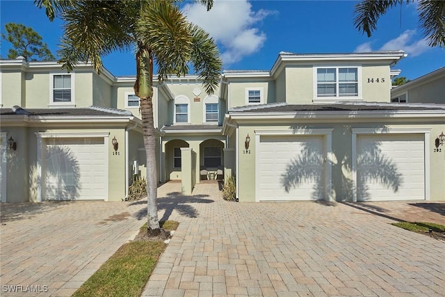 view of front facade featuring a garage