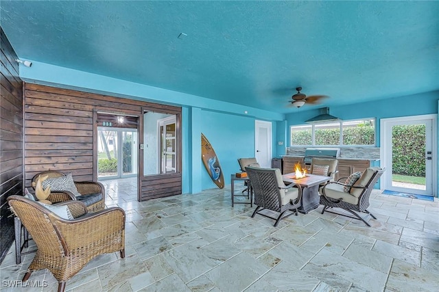 sunroom with ceiling fan