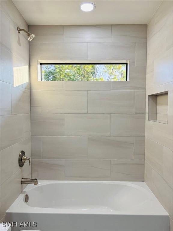 bathroom featuring tiled shower / bath