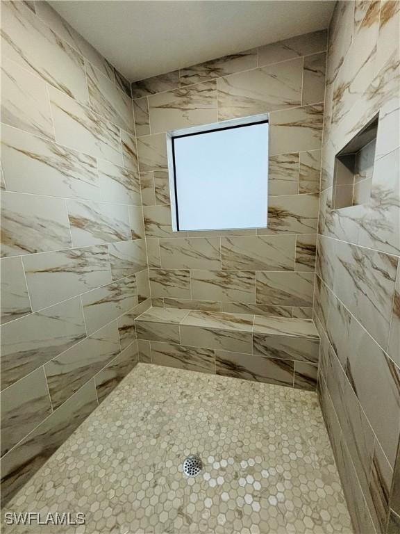 bathroom featuring a tile shower