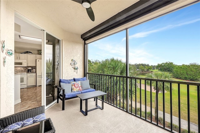 sunroom with ceiling fan