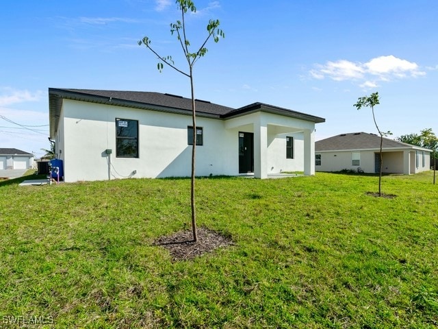 back of house featuring a yard