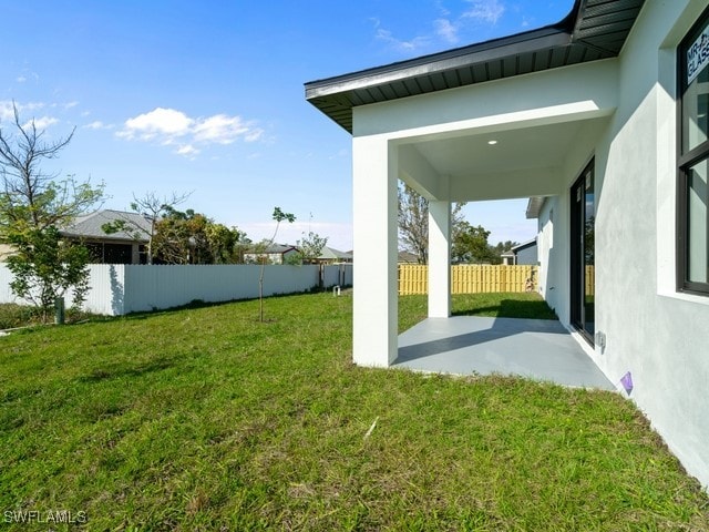 view of yard featuring a patio area