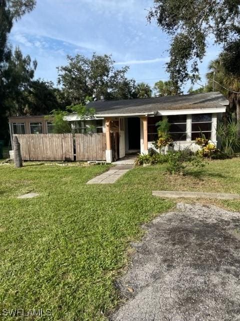 view of front facade with a front lawn