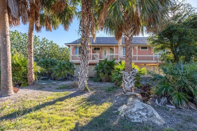 view of front facade featuring a front yard