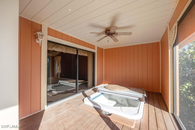 sunroom with ceiling fan