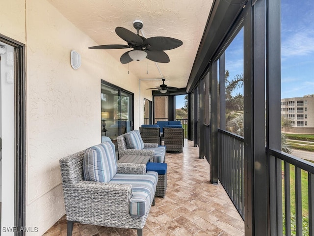 sunroom with ceiling fan