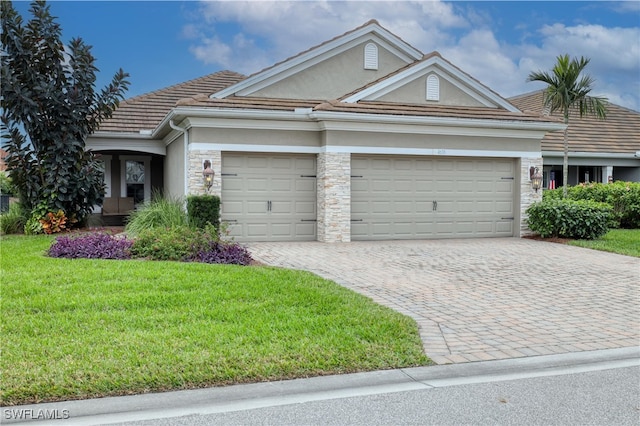 view of front of home featuring a garage and a front yard