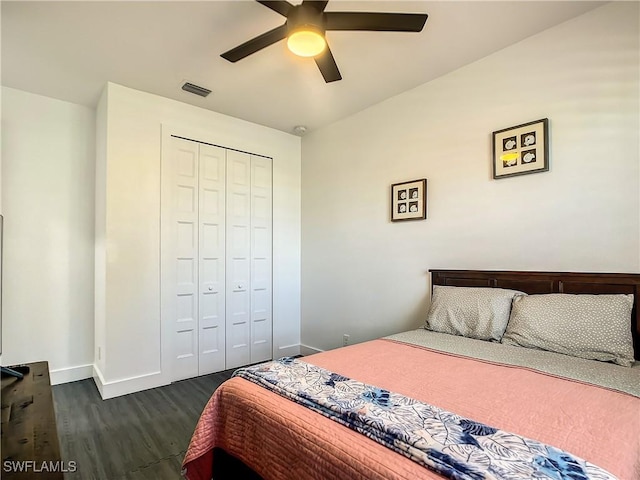 bedroom featuring dark wood-type flooring, ceiling fan, and a closet