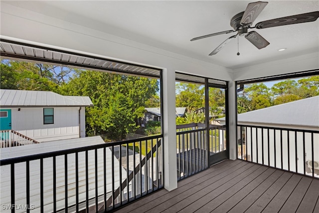 sunroom with ceiling fan