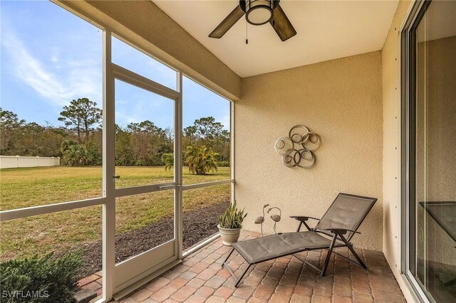 sunroom with ceiling fan