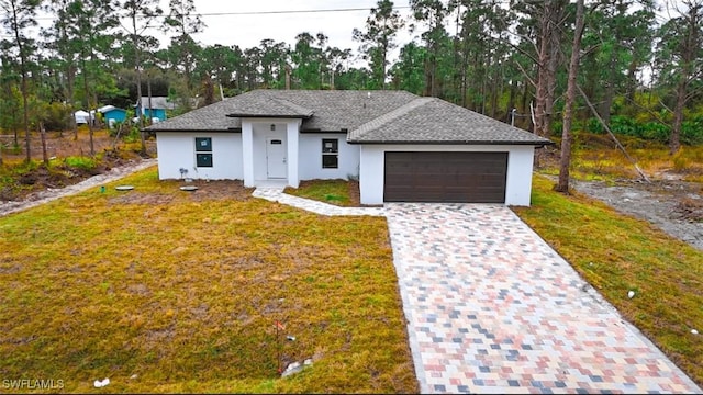 view of front of house featuring a garage and a front yard