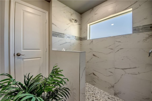 bathroom featuring a tile shower