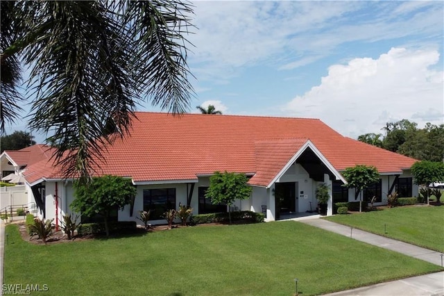 ranch-style home featuring a front lawn