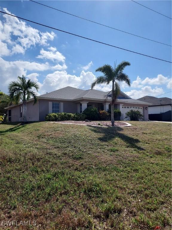 view of front facade featuring a garage and a front yard