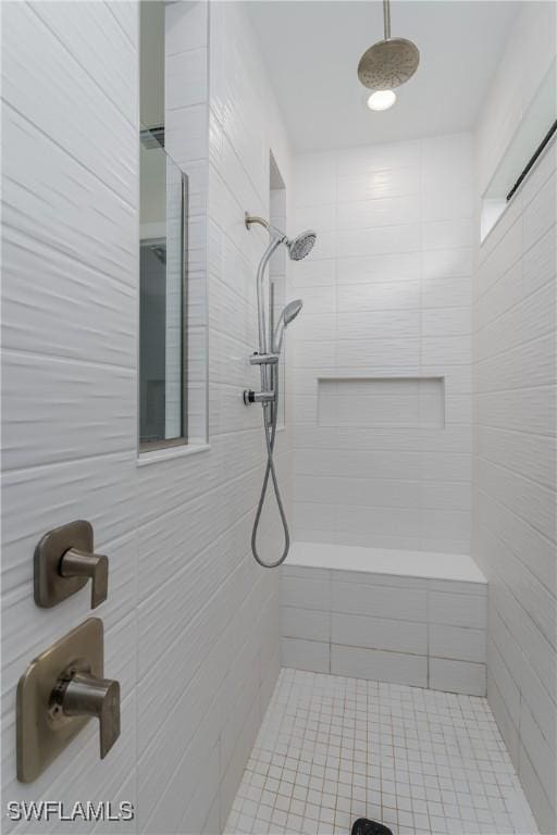 bathroom featuring a tile shower