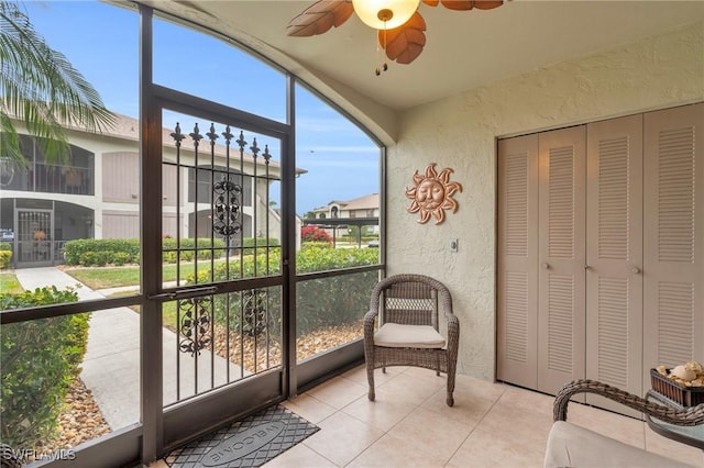 sunroom with ceiling fan