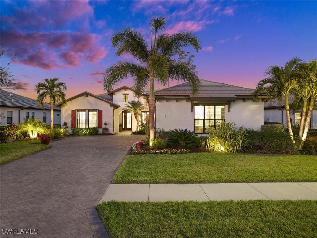 view of front of home featuring a lawn