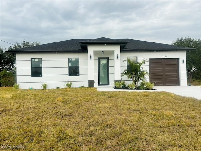 view of front facade featuring a garage and a front lawn