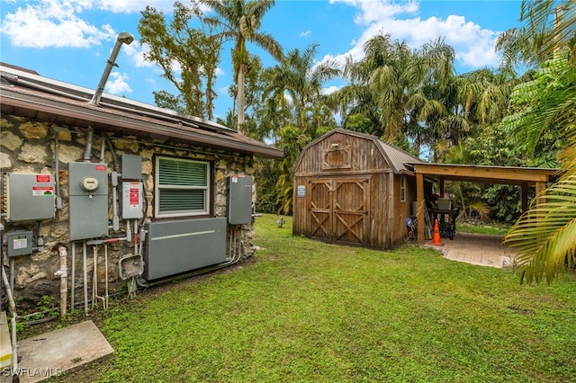 view of yard featuring a storage shed