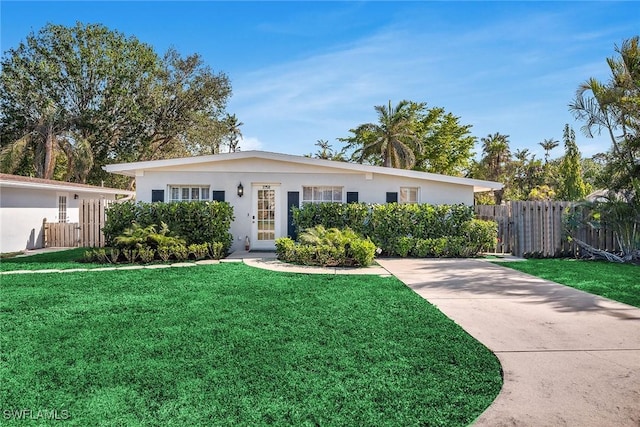 ranch-style house featuring a front yard