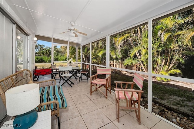 sunroom with ceiling fan