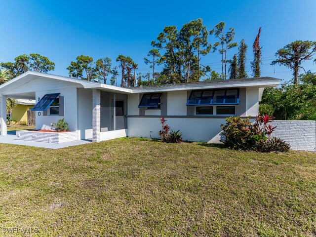 single story home with a front lawn