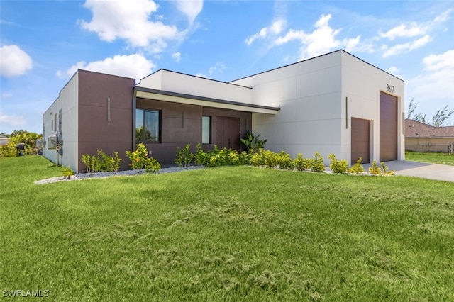 view of front facade featuring a garage and a front yard