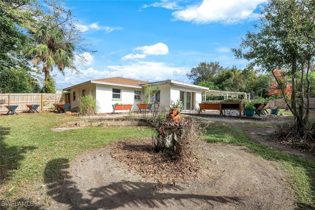 view of front of property featuring a front yard