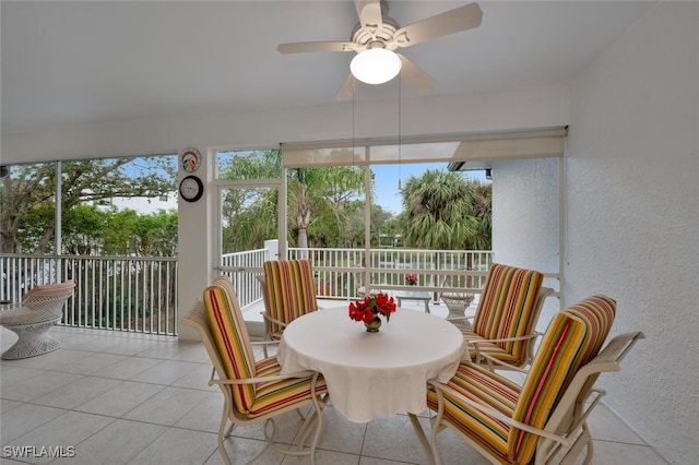 sunroom with ceiling fan