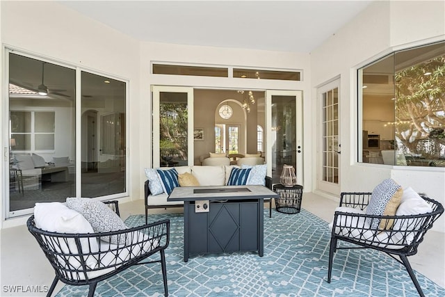 sunroom featuring ceiling fan