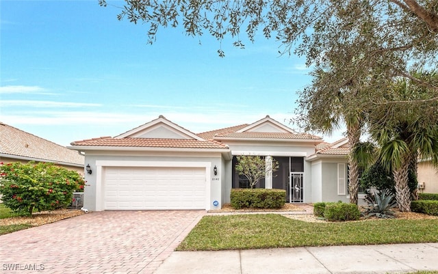 view of front of home featuring a garage and a front yard