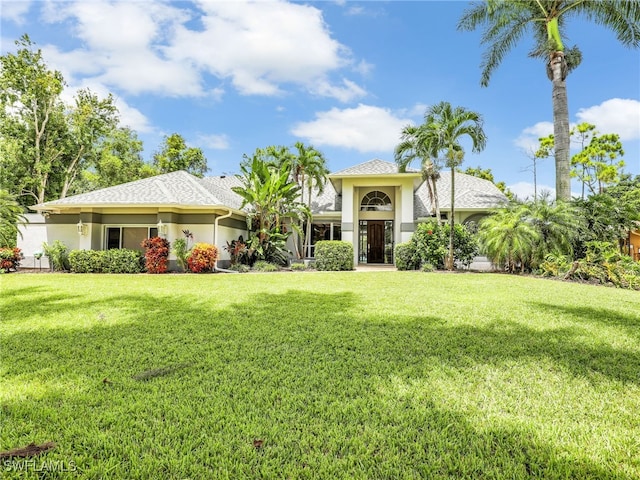 view of front of house featuring a front lawn