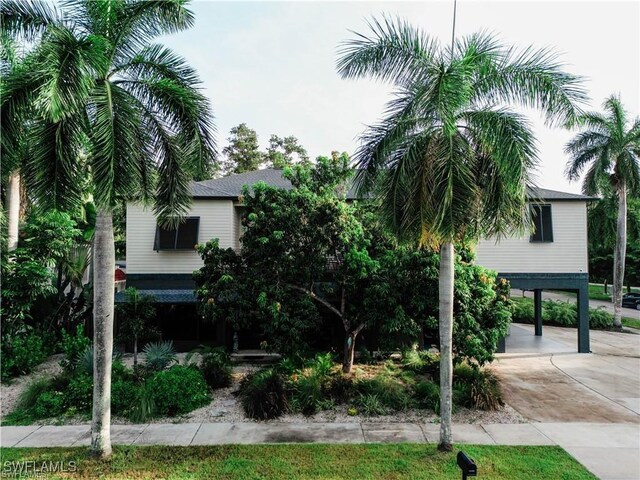 view of front facade featuring a carport