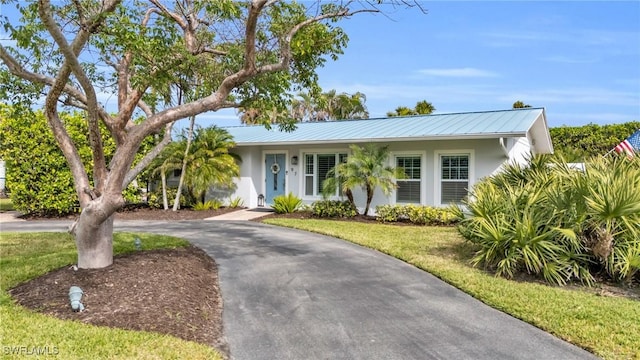 view of front of property featuring a front yard