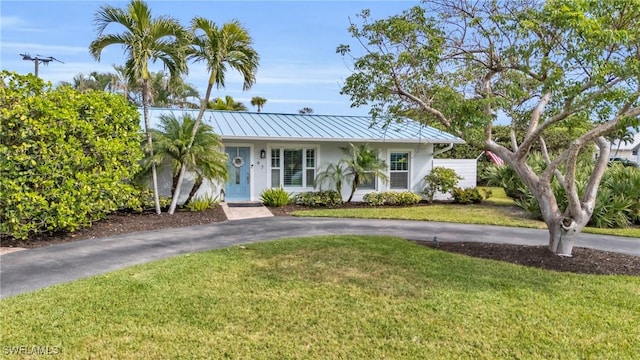 view of front of home featuring a front lawn