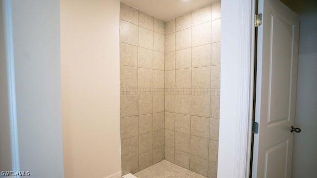 bathroom with a tile shower