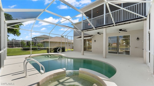 view of swimming pool with a lanai, ceiling fan, a patio area, a yard, and an in ground hot tub