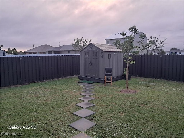 view of yard featuring a shed