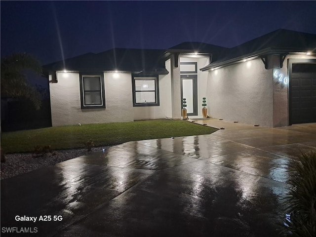 view of front facade with a garage and a yard