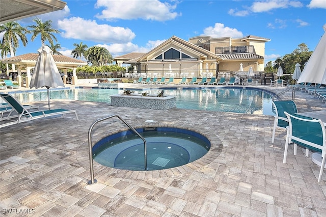 8580 Cedar Hammock Cir Unit 714, Naples, FL 34112 - community pool featuring a community hot tub and a patio area