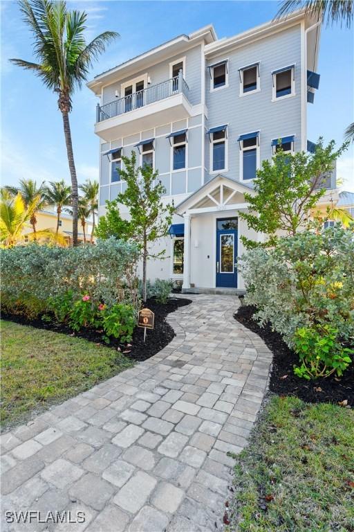 view of front of home featuring a balcony